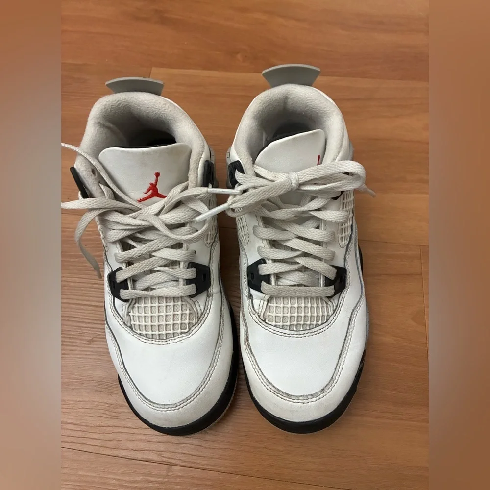 Nike Air Jordan 4 sneaker Size 2Y